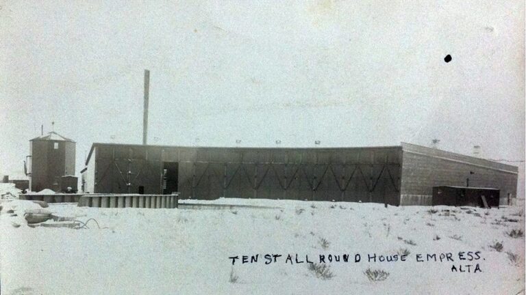 10 Stall train round house with water tower Empress